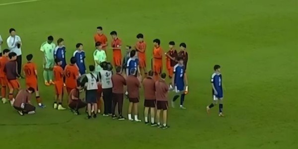世俱杯-中国U23赛后1举动获日本球迷大赞：中国足球没那么糟糕！|中国队|日本足球|中国男足|球员|日本队_新浪体育_新浪新闻