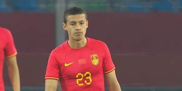 足球-1年前还在踢中乙，彭啸上限可留洋 泰山手握05众星 培养后腰争冠