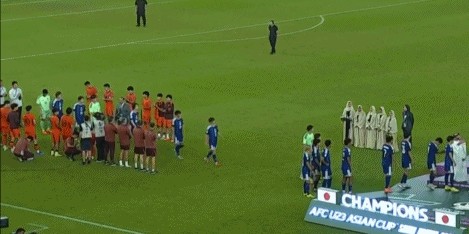 世俱杯-中国U23赛后1举动获日本球迷大赞：中国足球没那么糟糕！|中国队|日本足球|中国男足|球员|日本队_新浪体育_新浪新闻