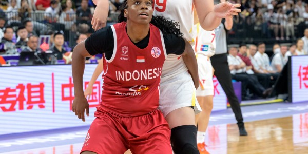 被巨人支配的恐惧！印尼1米68的控卫看见2米26的张子宇：太高了