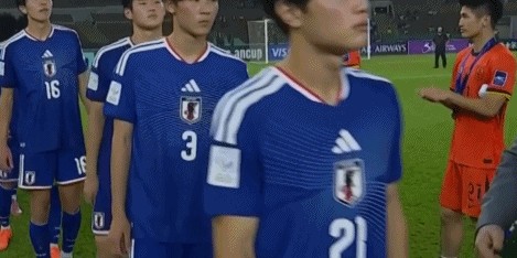 世俱杯-中国U23赛后1举动获日本球迷大赞：中国足球没那么糟糕！|中国队|日本足球|中国男足|球员|日本队_新浪体育_新浪新闻